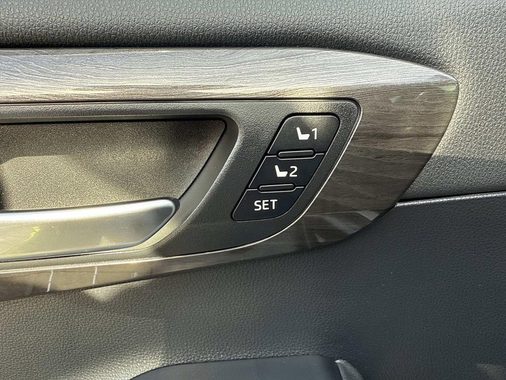 Used 2021 Toyota Highlander Platinum image 25