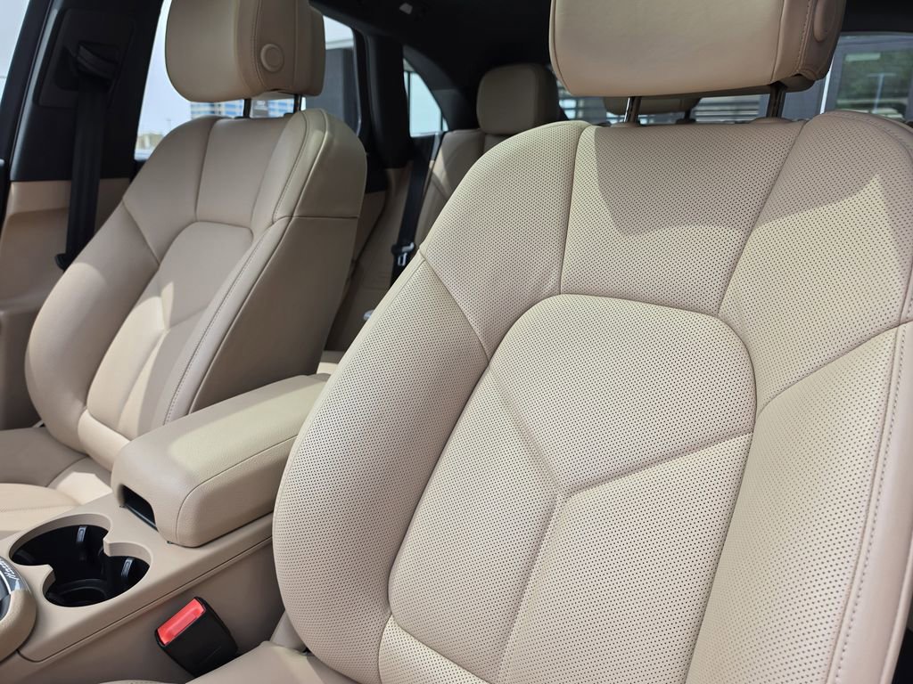 Certified 2025 Porsche Macan image 5