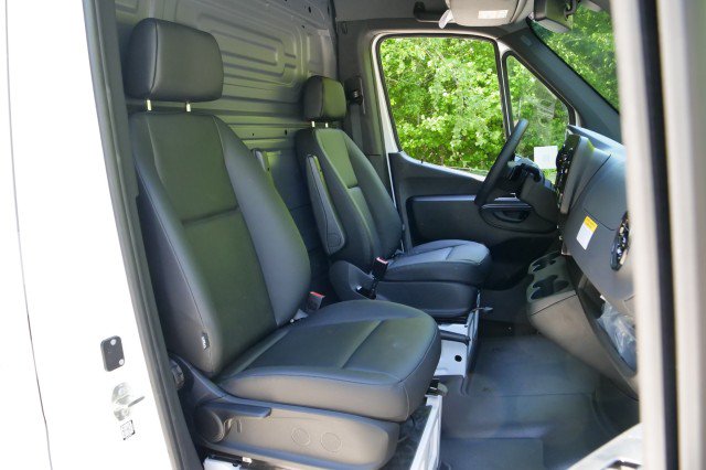 Used 2025 Mercedes-Benz Sprinter 2500 image 28