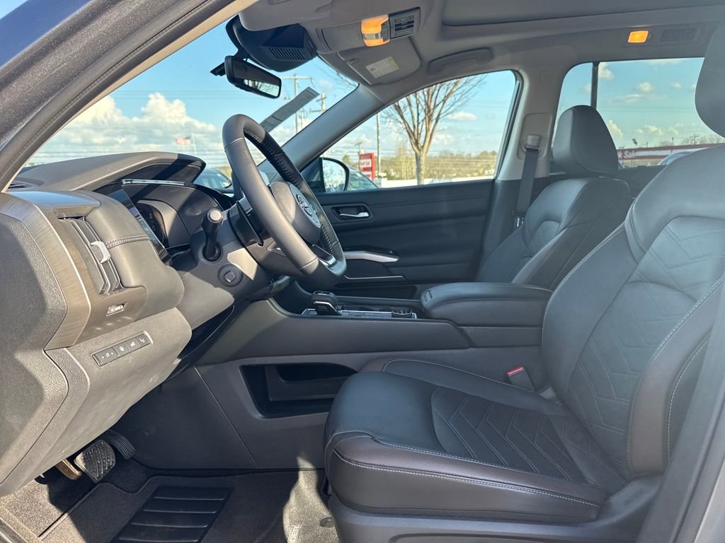 Certified 2025 Nissan Pathfinder Platinum w/ Black Appearance Package image 19