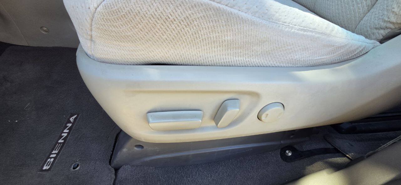 Used 2011 Toyota Sienna LE FWD image 12