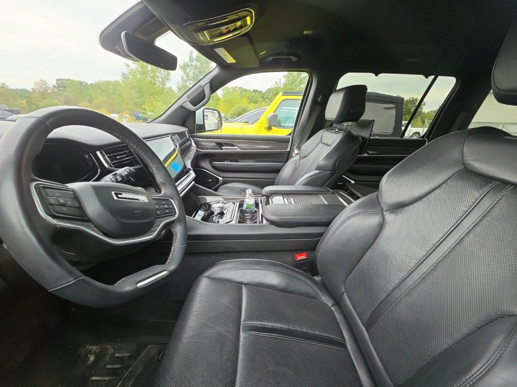 Used 2022 Jeep Wagoneer Series III w/ Rear Seat Entertainment Group AWD/4WD image 12