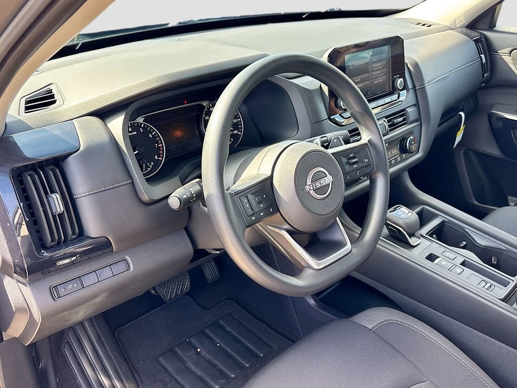 Used 2025 Nissan Pathfinder S image 9