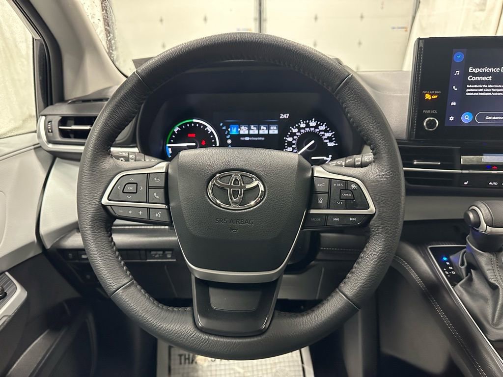 Used 2025 Toyota Sienna XLE image 18