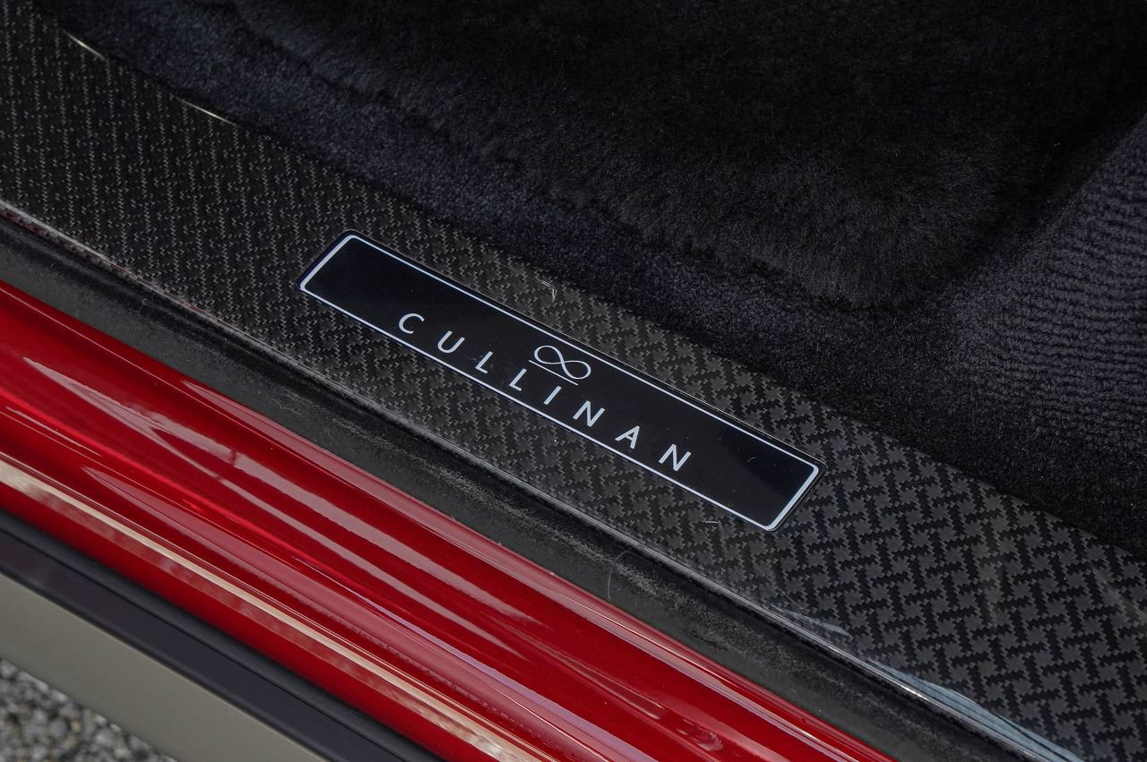 Certified 2024 Rolls-Royce Cullinan Black Badge w/ Dark Exterior Package AWD/4WD image 37