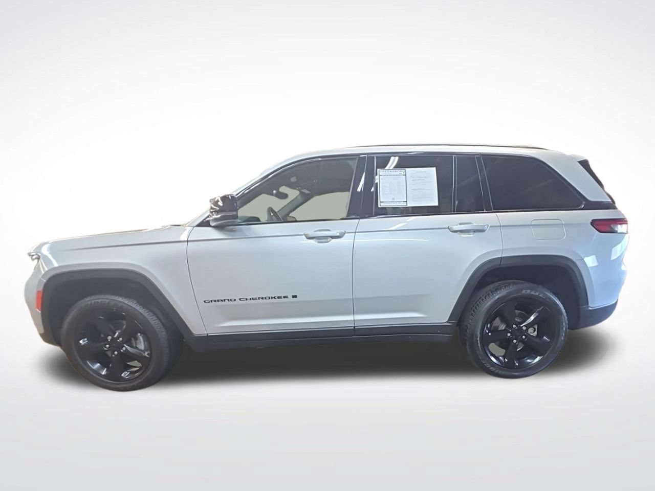 Used 2024 Jeep Grand Cherokee Altitude AWD/4WD image 2