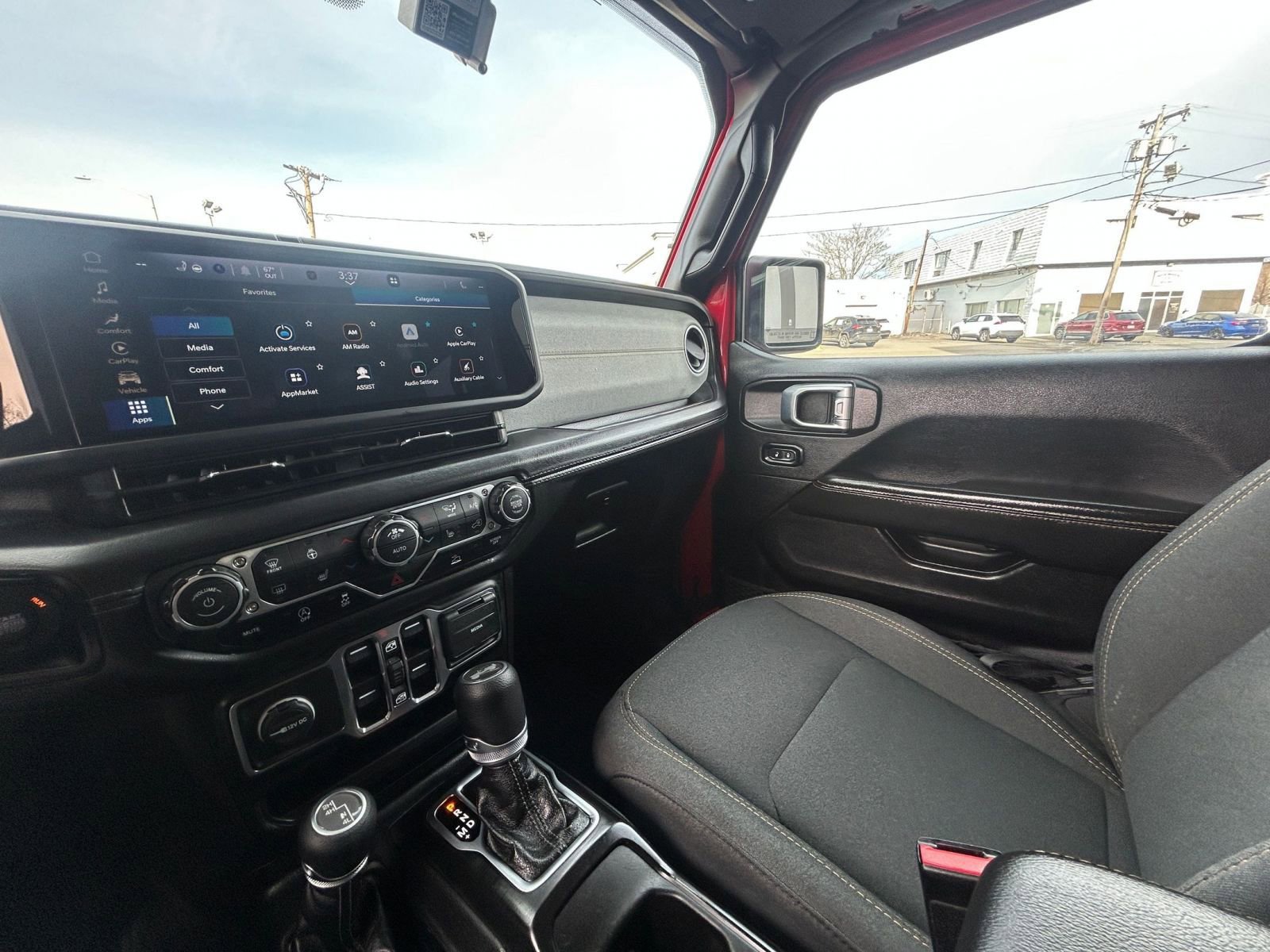 Used 2025 Jeep Wrangler Sahara image 35