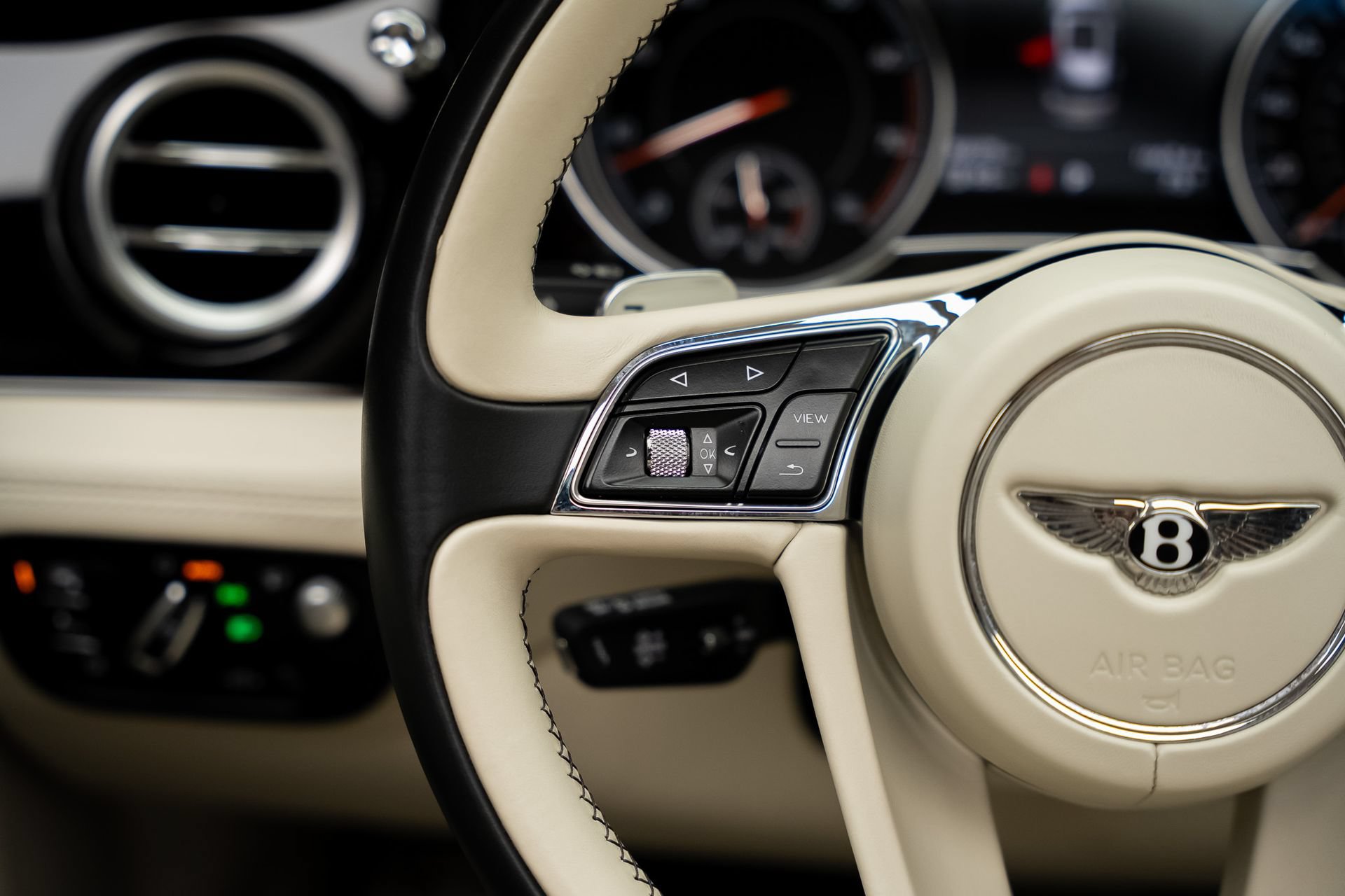 Used 2018 Bentley Bentayga AWD/4WD image 44