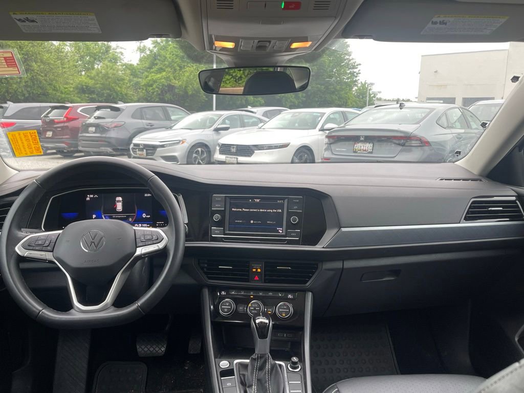Used 2022 Volkswagen Jetta SE w/ Panoramic Sunroof Package FWD image 11