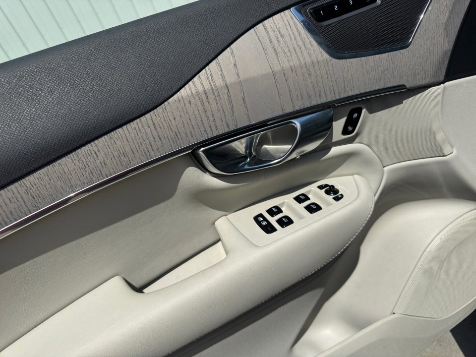 New 2025 Volvo XC90 T8 Plus w/ Protection Package Premier image 25