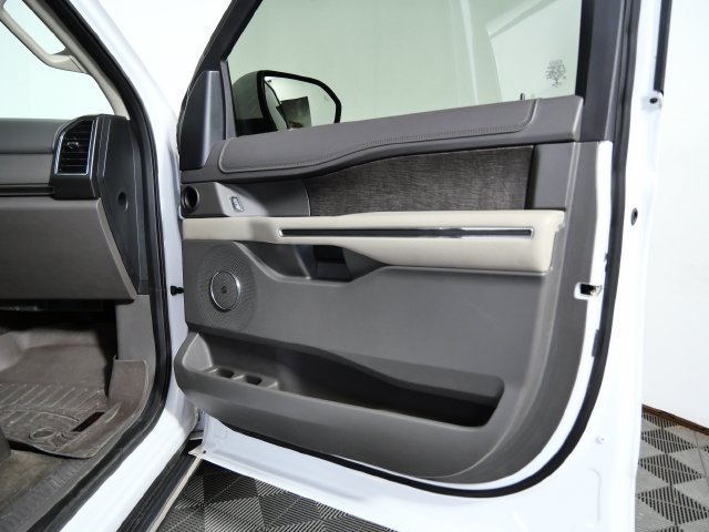 Used 2018 Ford Expedition Limited w/ Equipment Group 301A AWD/4WD image 9
