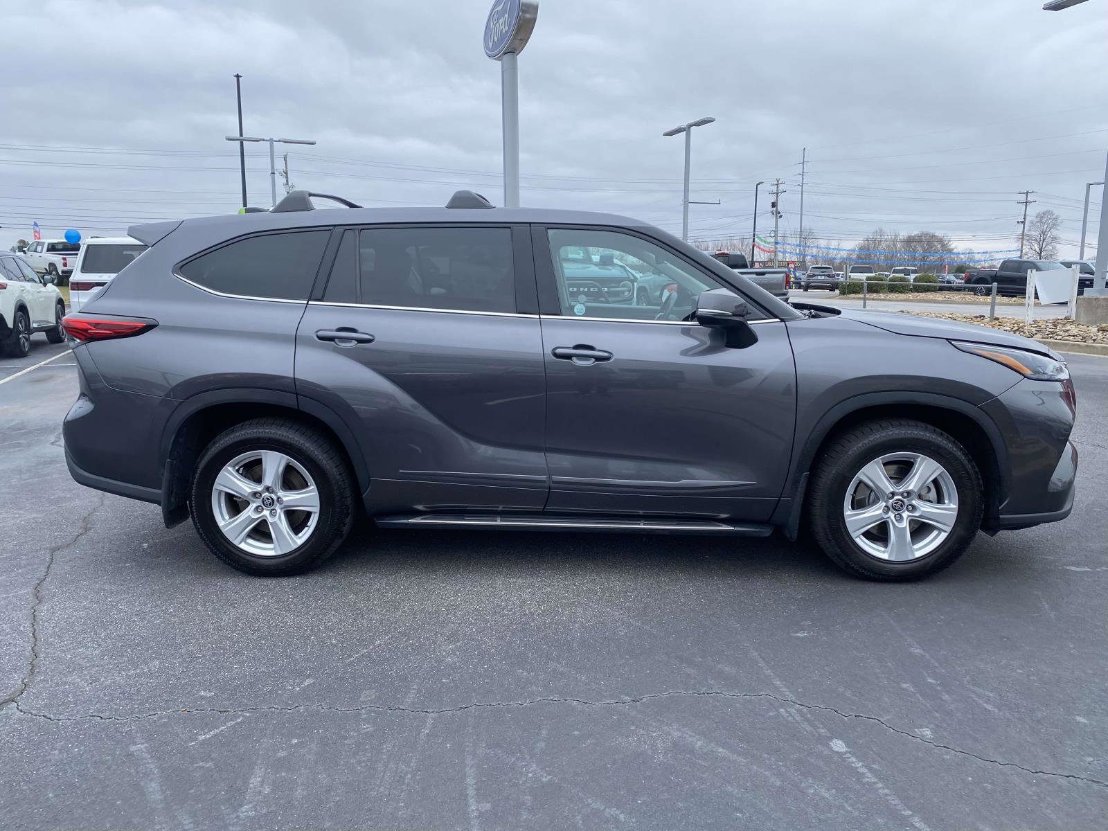 Used 2022 Toyota Highlander LE image 8