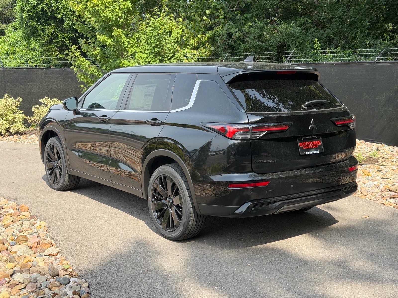 New 2026 Mitsubishi Outlander LE AWD/4WD image 3