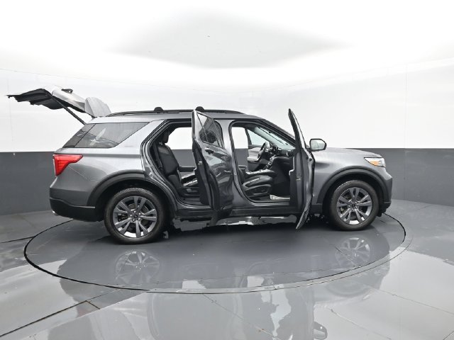 Used 2022 Ford Explorer XLT w/ Equipment Group 202A AWD/4WD image 33