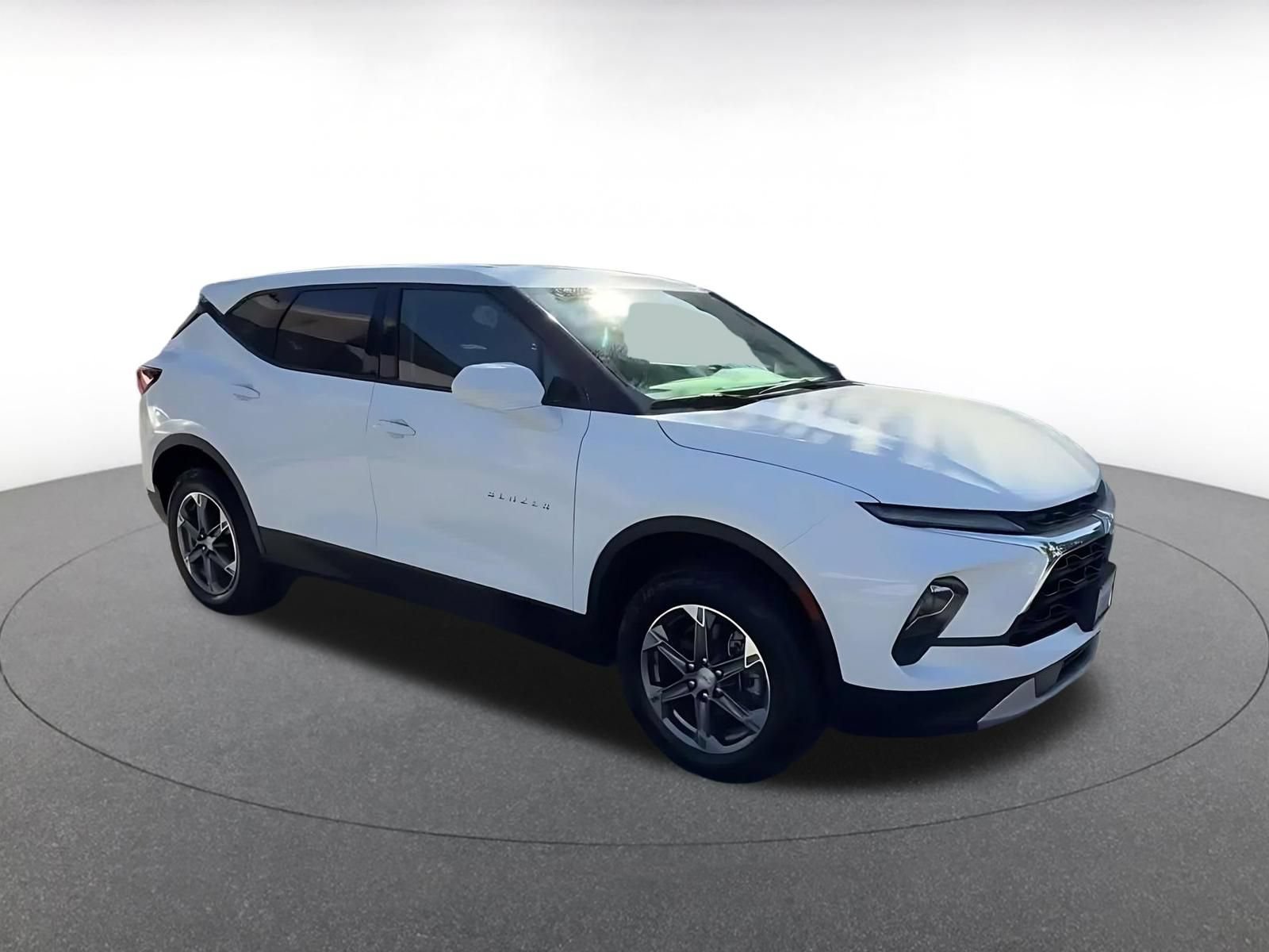 Used 2025 Chevrolet Blazer LT FWD image 2