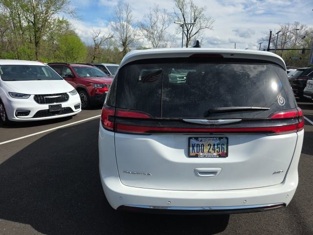 Used 2025 Chrysler Pacifica Select w/ Uconnect Theater Family Group image 21