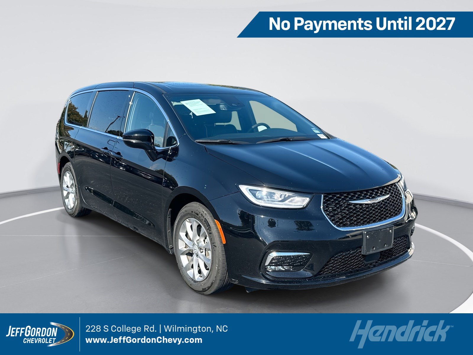 Used 2026 Chrysler Pacifica Limited FWD image 1