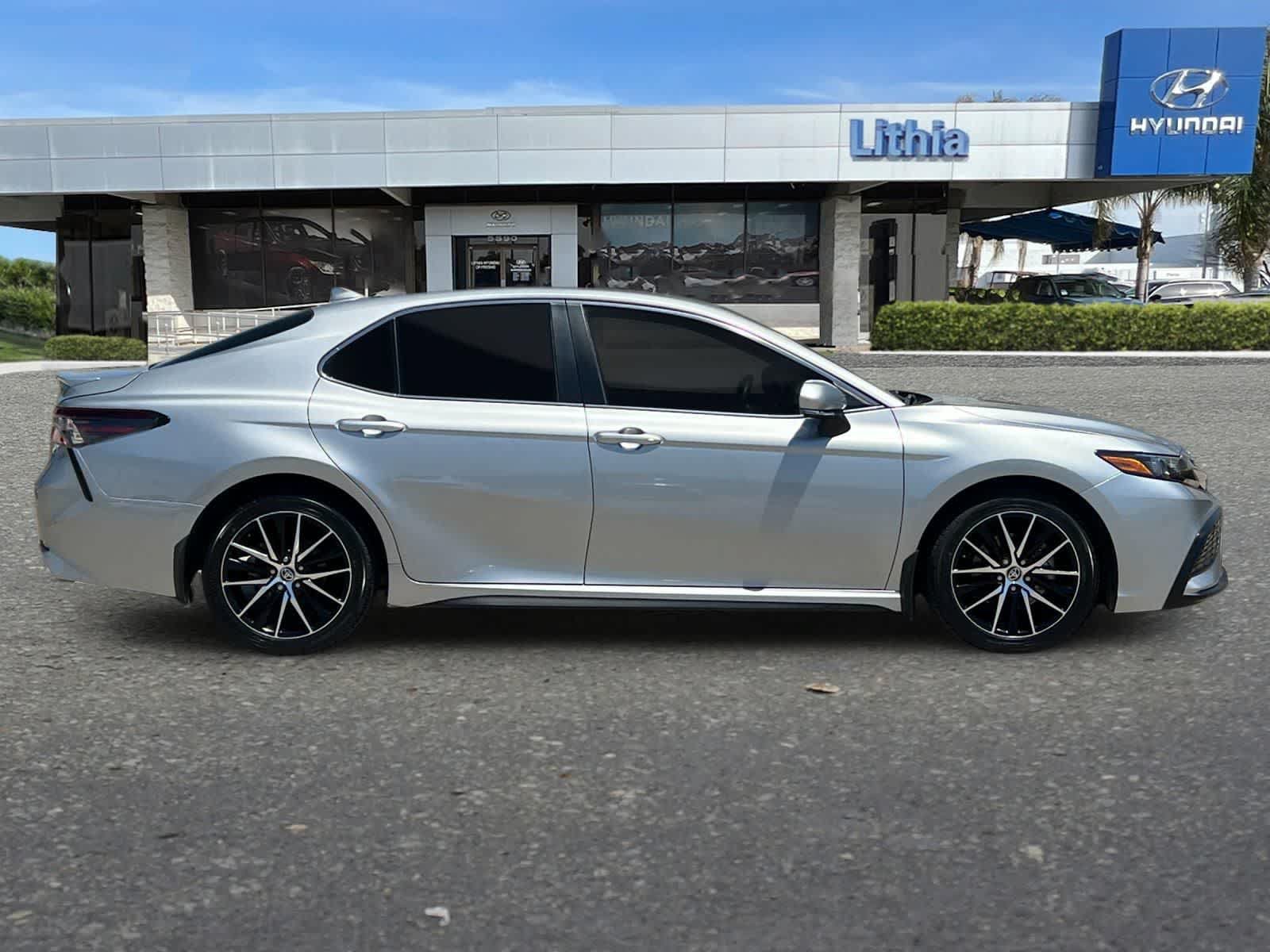 Used 2021 Toyota Camry SE w/ Convenience Package FWD image 9