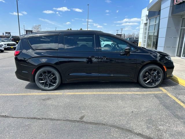 Used 2025 Chrysler Pacifica Limited w/ Uconnect Theater Family Group AWD/4WD image 5