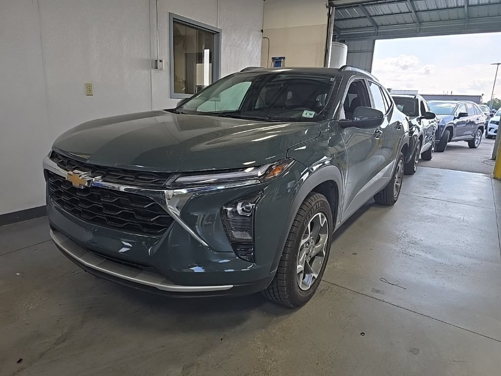 Used 2025 Chevrolet Trax LT FWD image 2