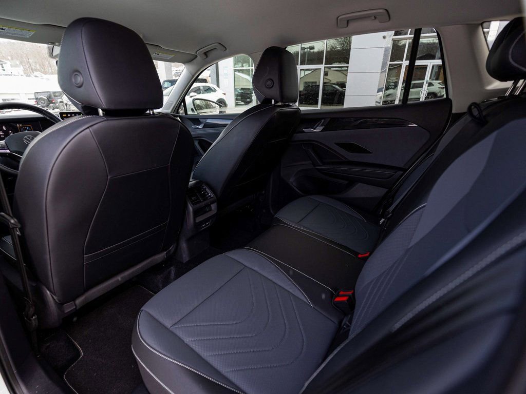 Used 2025 Volkswagen Tiguan SE image 28