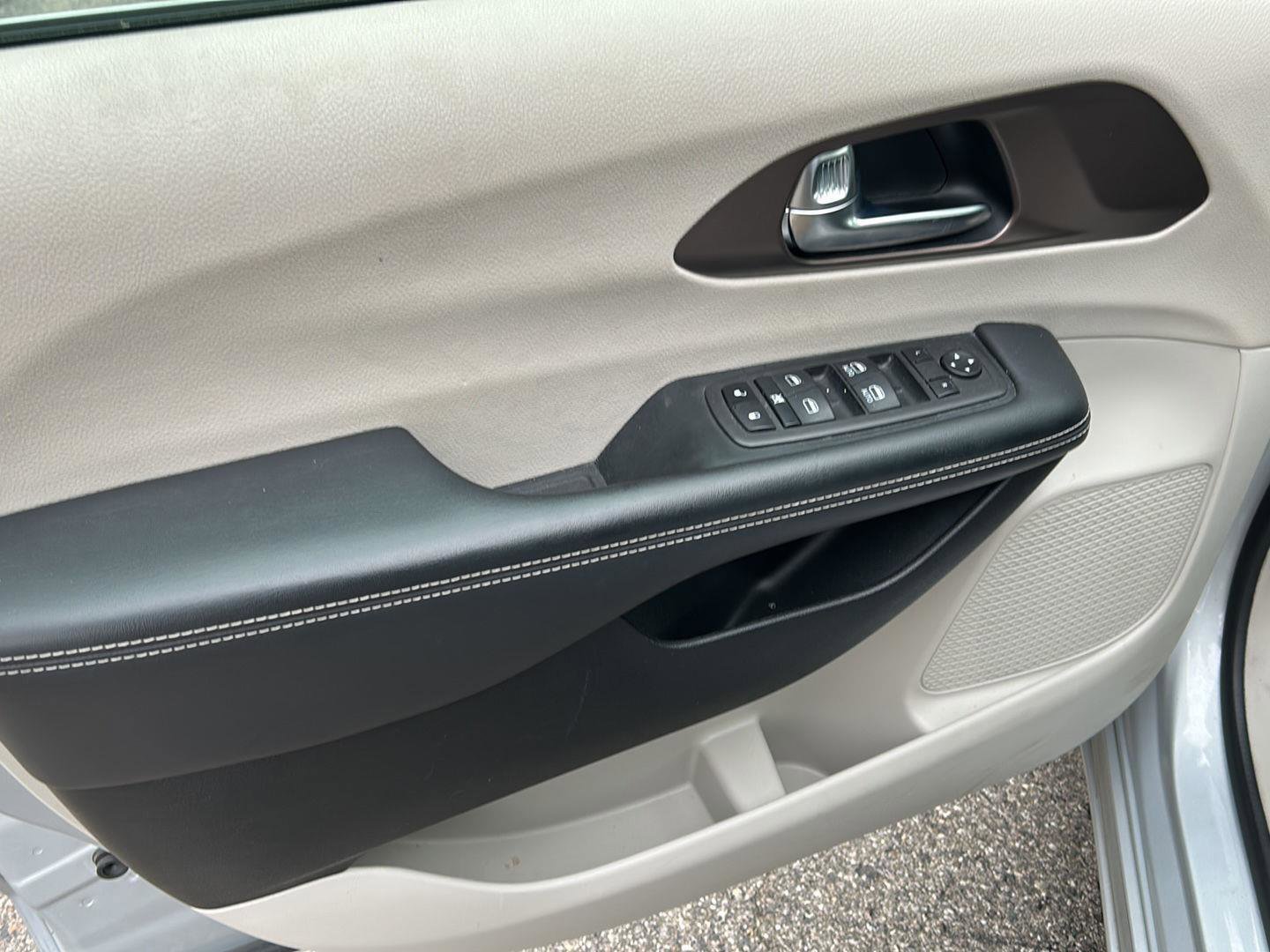 Used 2023 Chrysler Voyager LX image 16