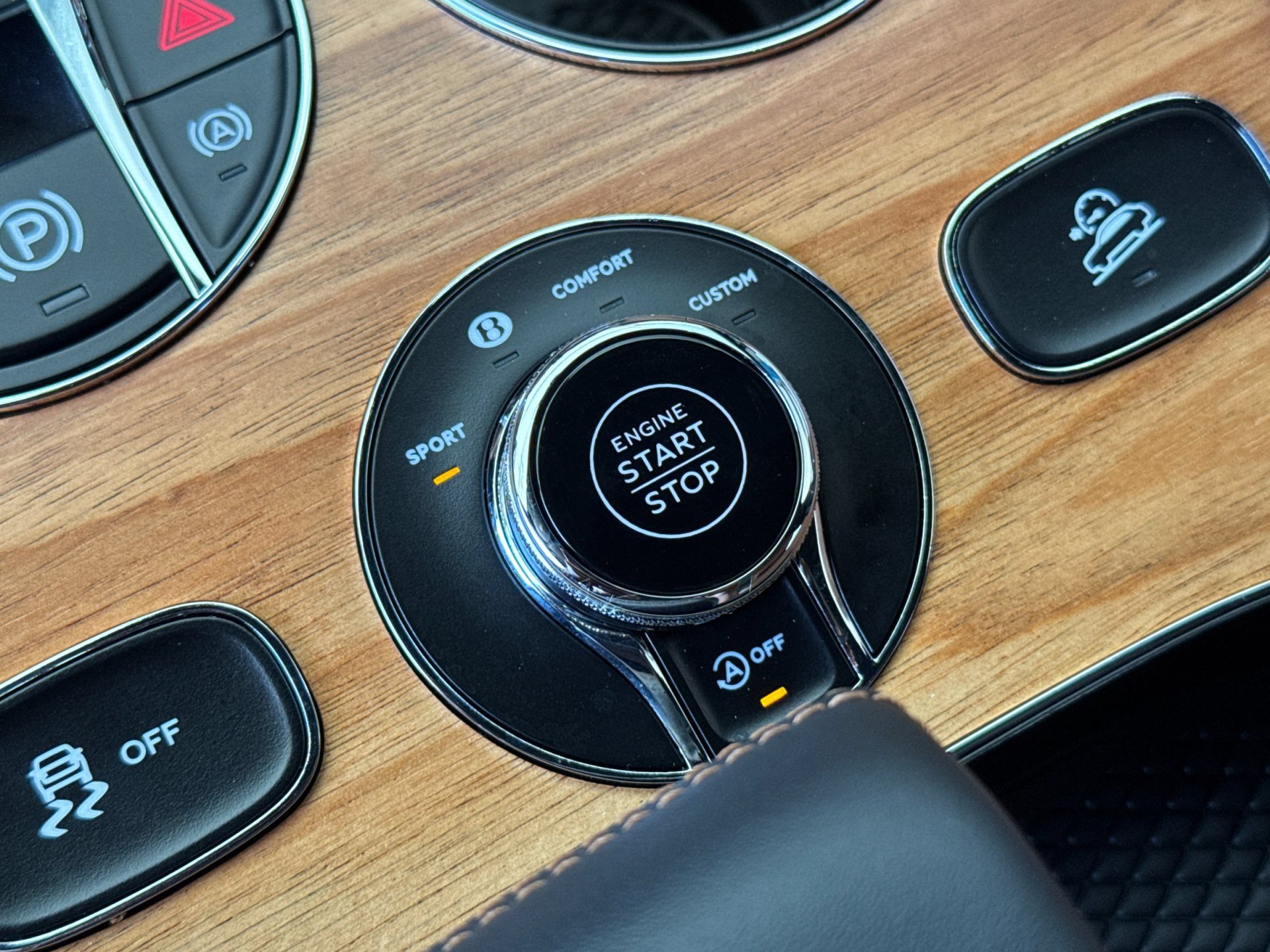 Certified 2023 Bentley Bentayga Extended Wheelbase AWD/4WD image 25