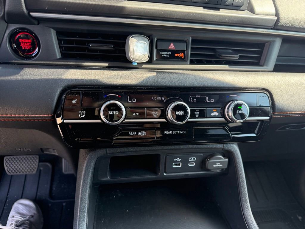 Used 2025 Honda Pilot Sport image 16