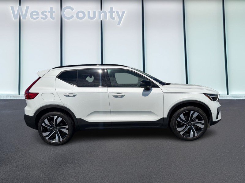 Used 2023 Volvo XC40 B5 Ultimate w/ Protection Package Premier AWD/4WD image 2