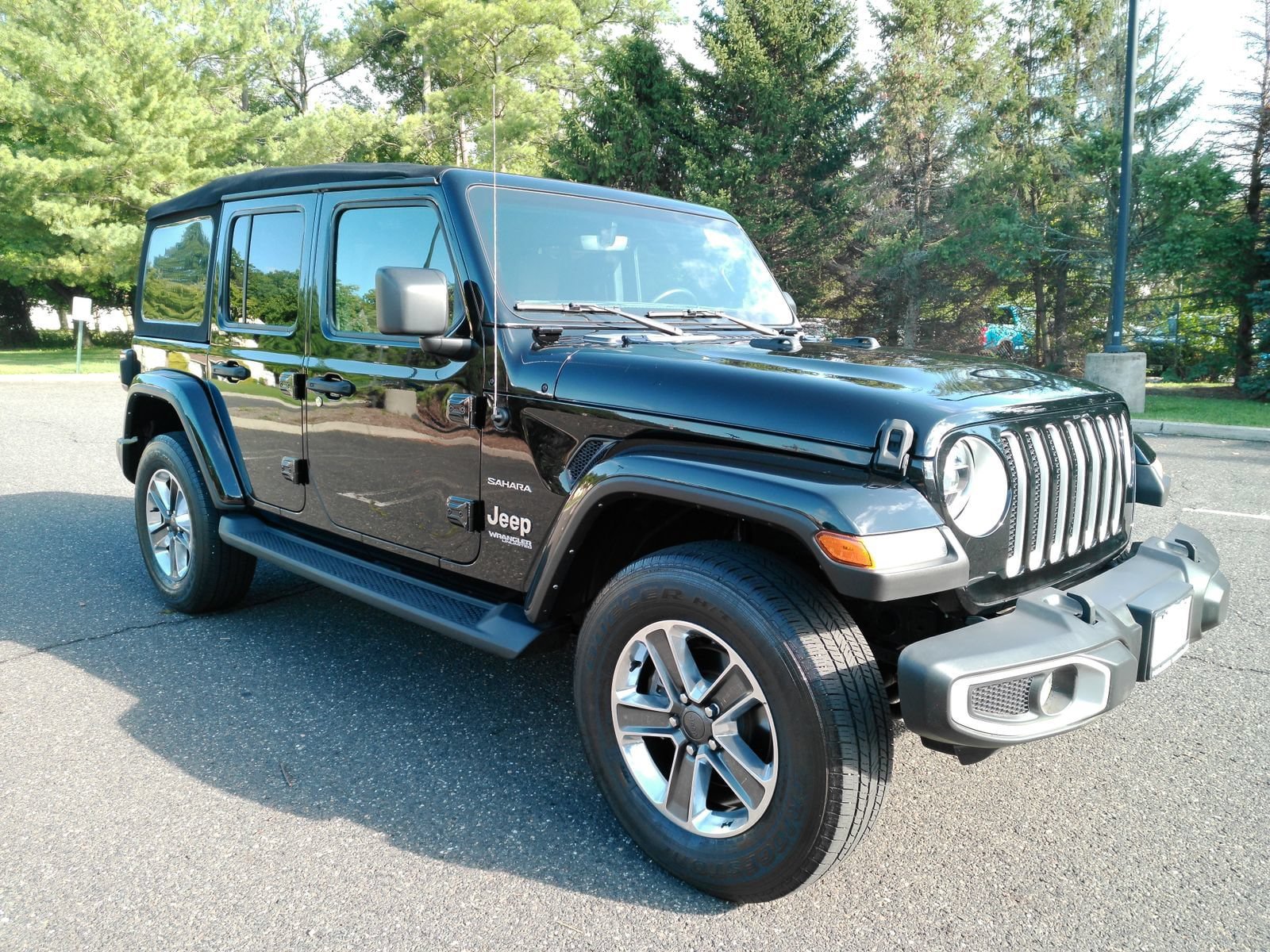 Used 2022 Jeep Wrangler Unlimited Sahara w/ LED Lighting Group AWD/4WD image 3