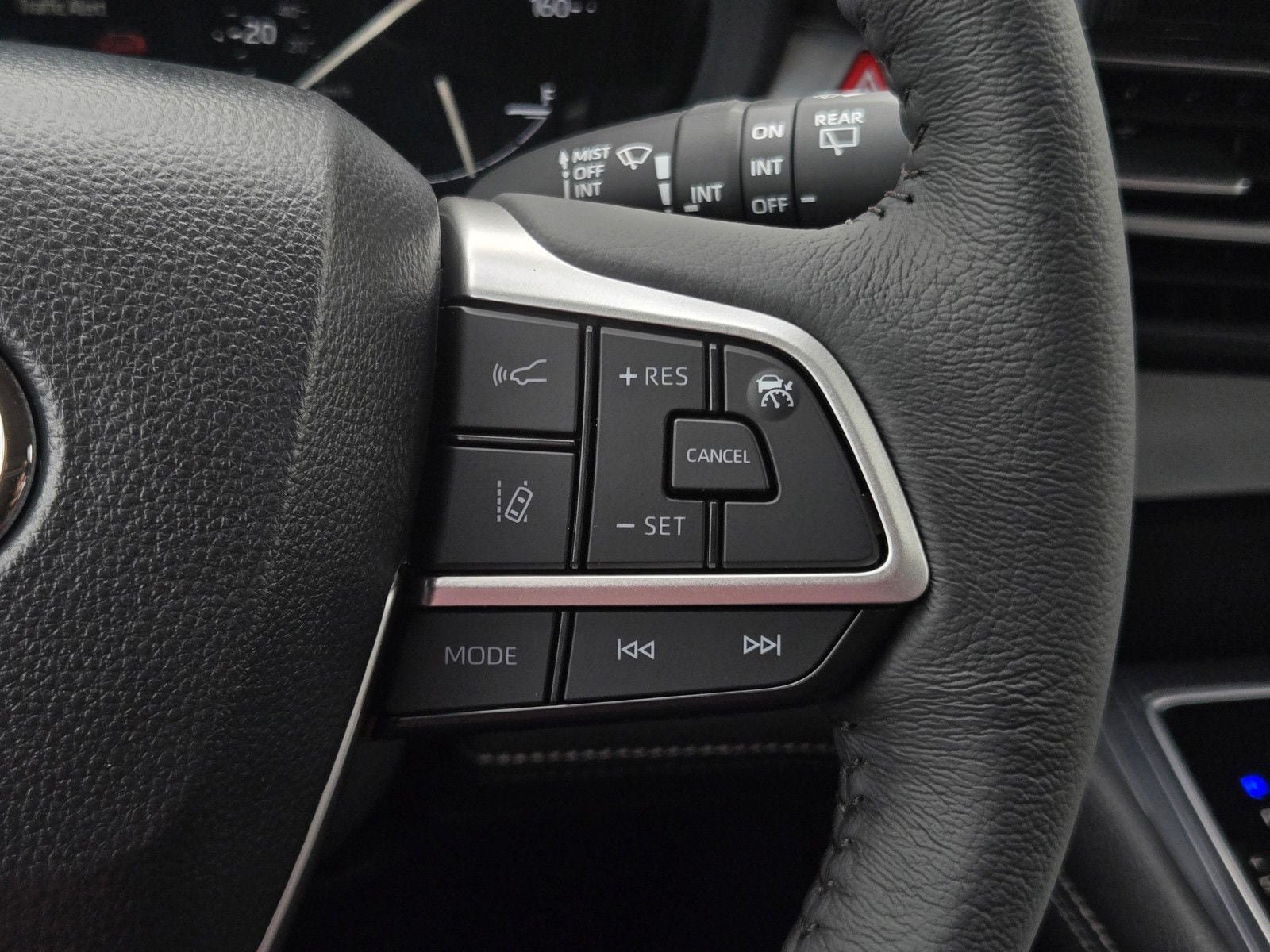 Used 2026 Toyota Sienna XLE FWD image 23