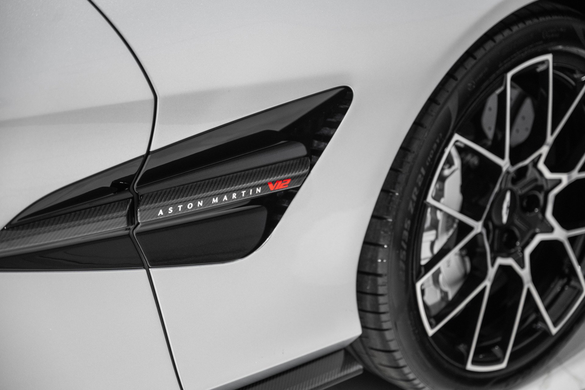 Used 2025 Aston Martin Vanquish image 9