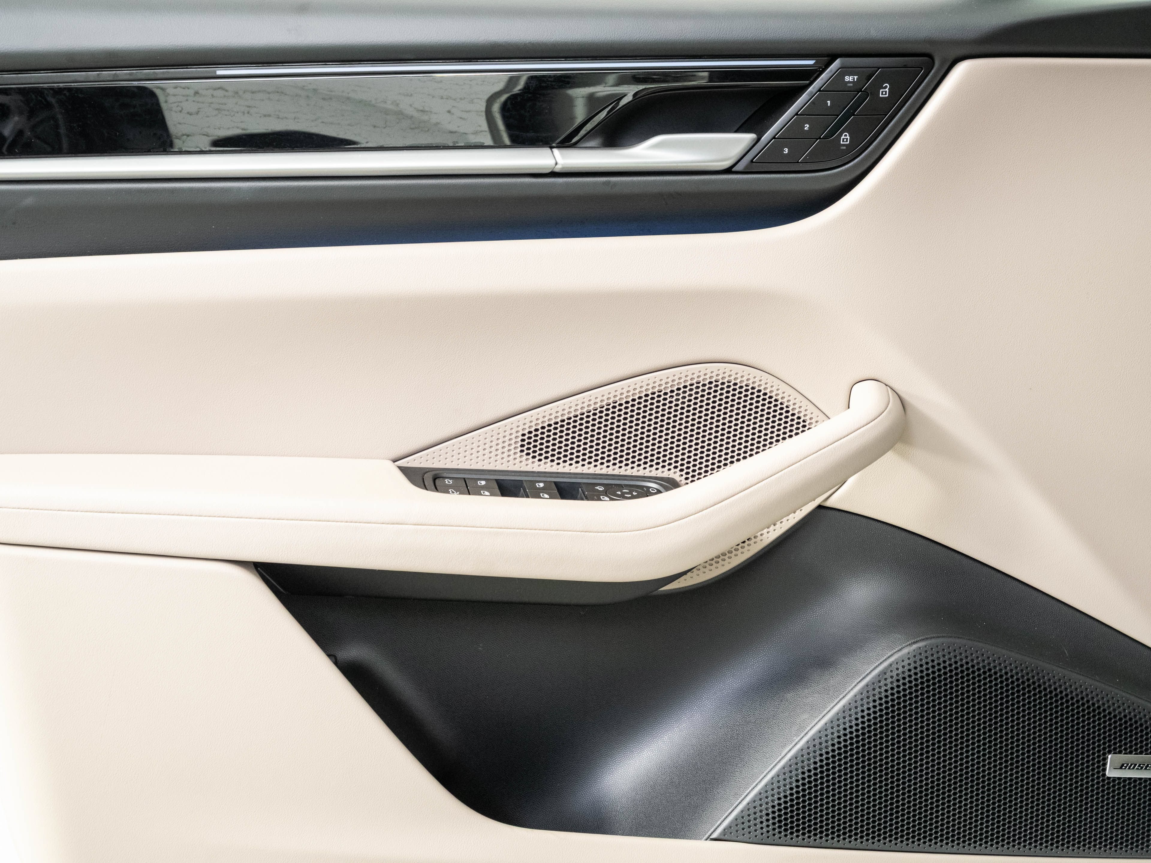 Used 2025 Porsche Macan Electric RWD image 6
