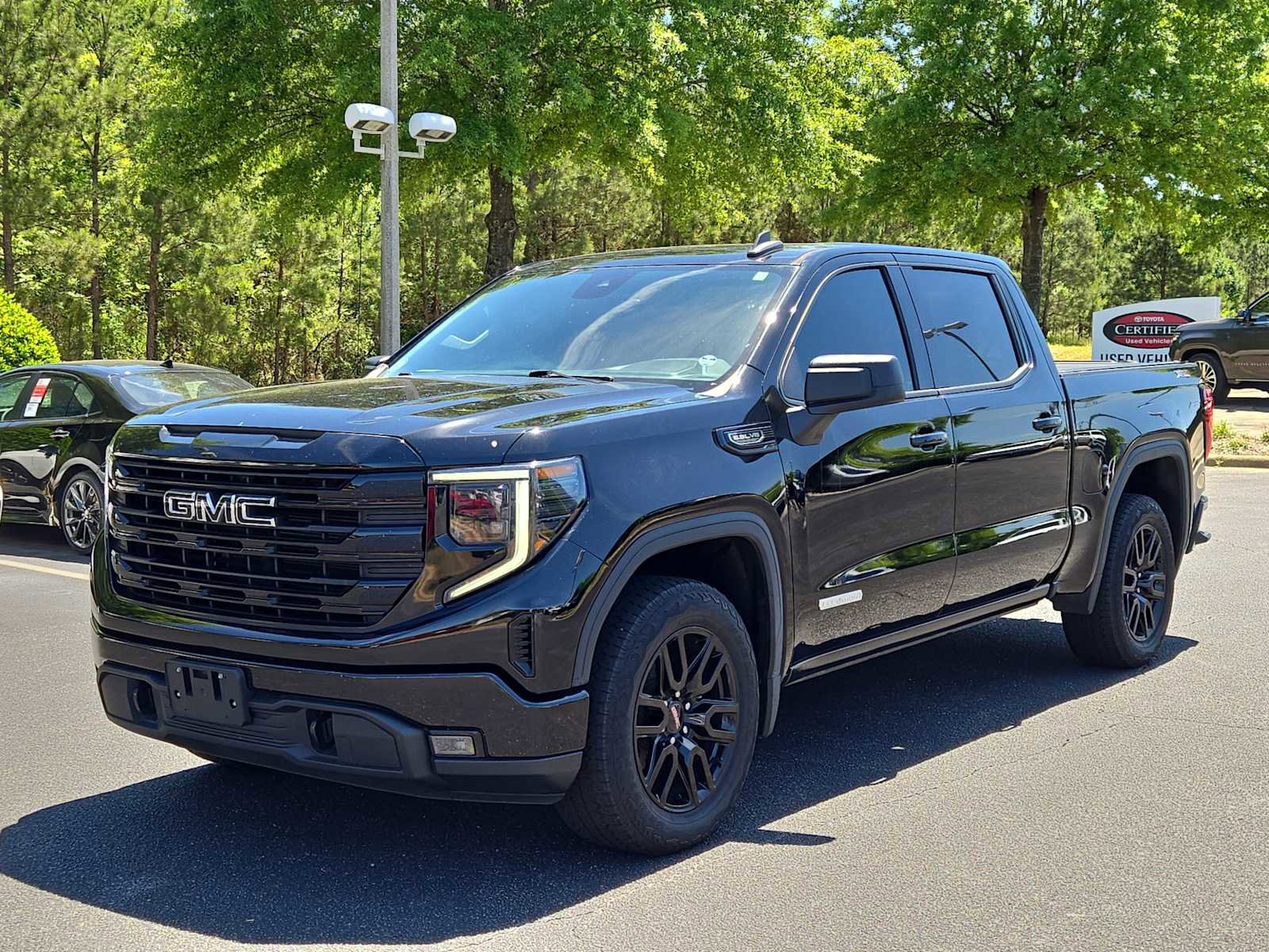 Used 2022 GMC Sierra 1500 Elevation w/ LPO, Elevation Black Package AWD/4WD image 3