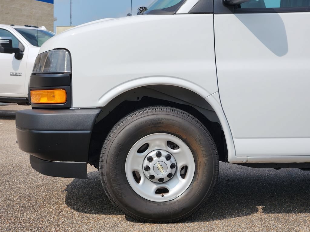 Used 2025 Chevrolet Express 3500 LS RWD image 9