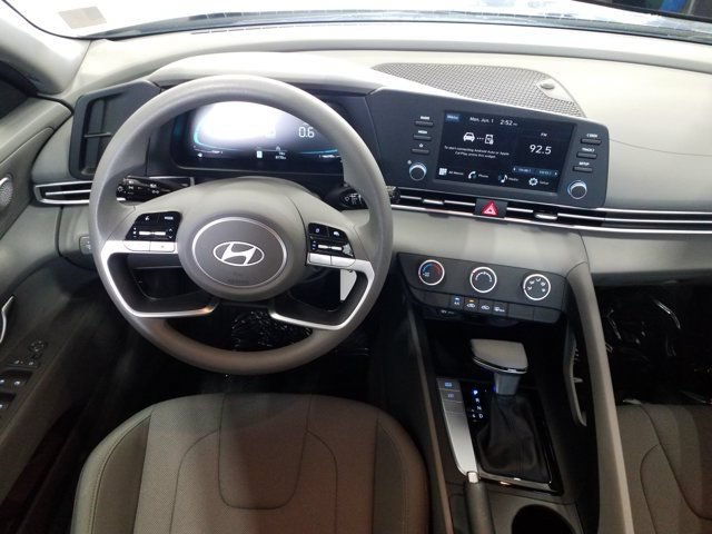 Certified 2025 Hyundai Elantra SE FWD image 3