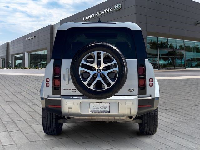 Used 2023 Land Rover Defender 110 SE image 4