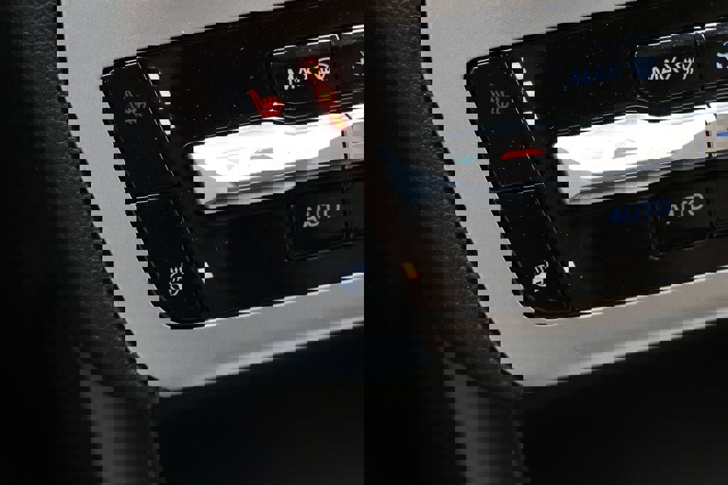 Used 2022 Ford Explorer XLT w/ Equipment Group 202A image 24