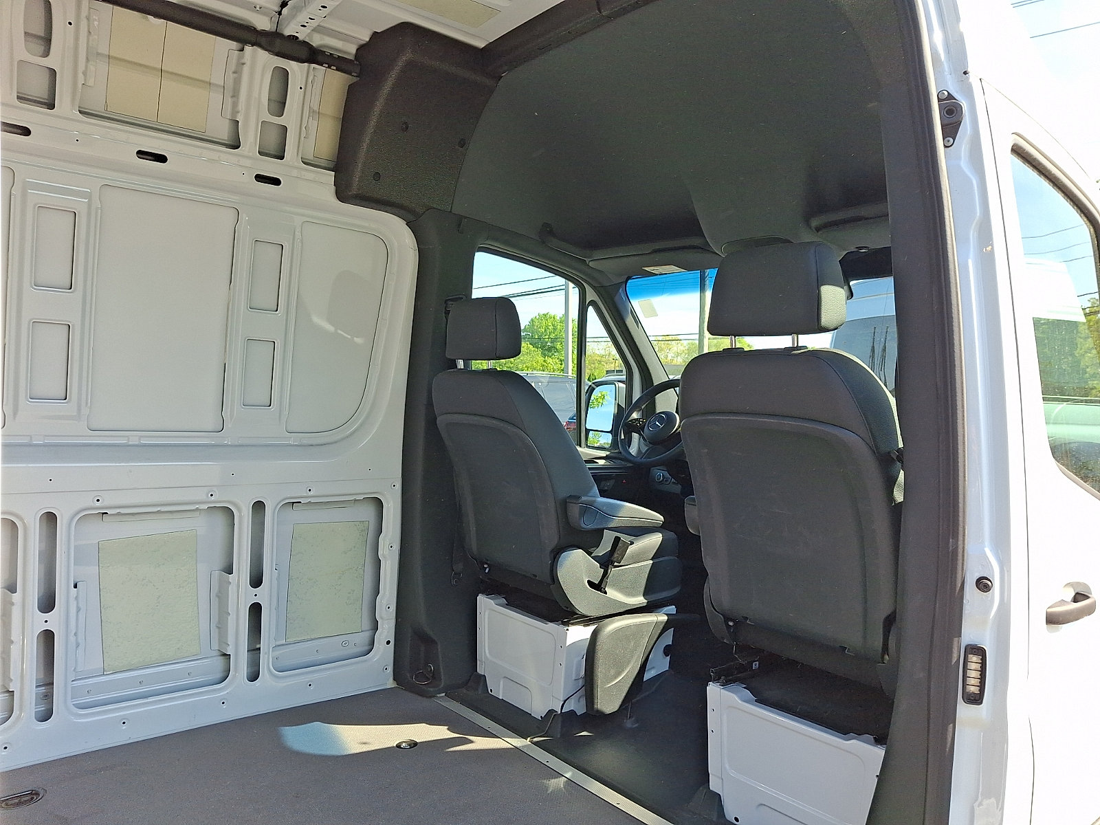Used 2025 Mercedes-Benz Sprinter 2500 image 12