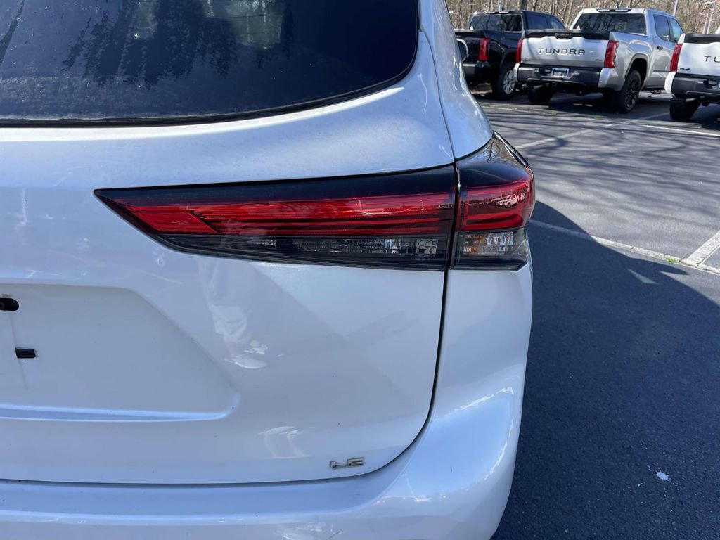 Used 2022 Toyota Highlander LE image 22