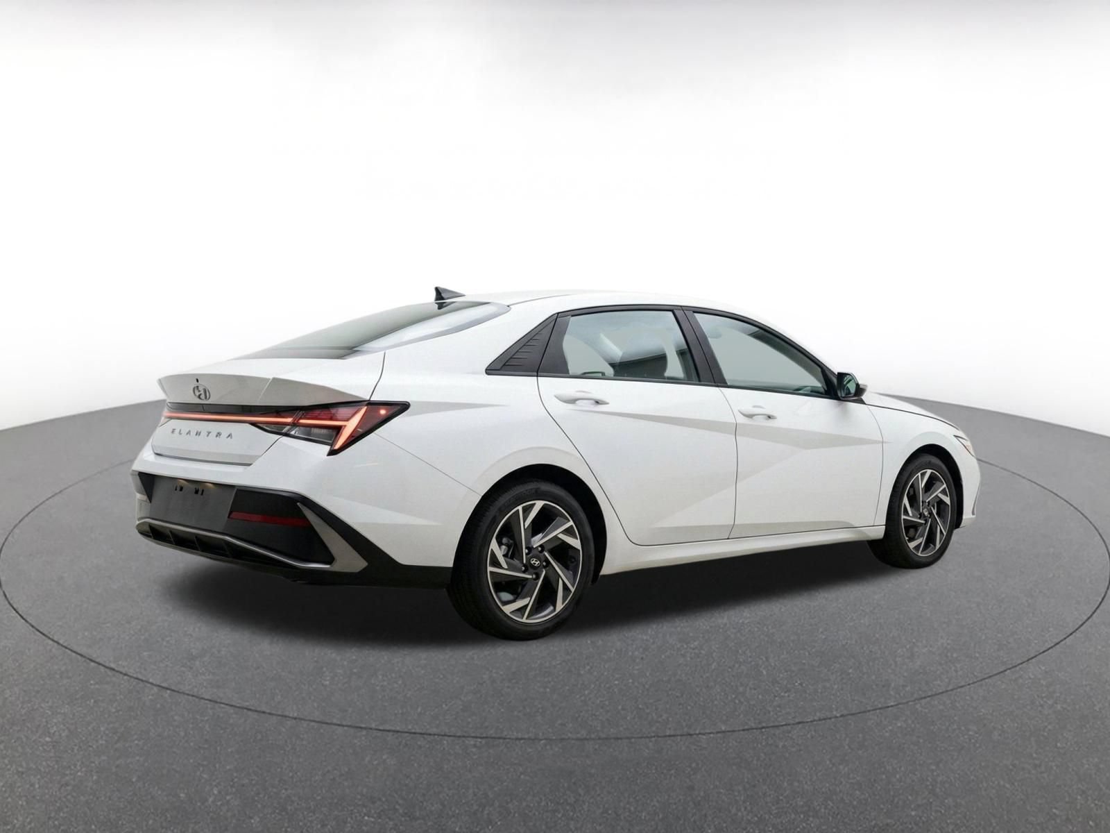 Used 2025 Hyundai Elantra SEL FWD image 9