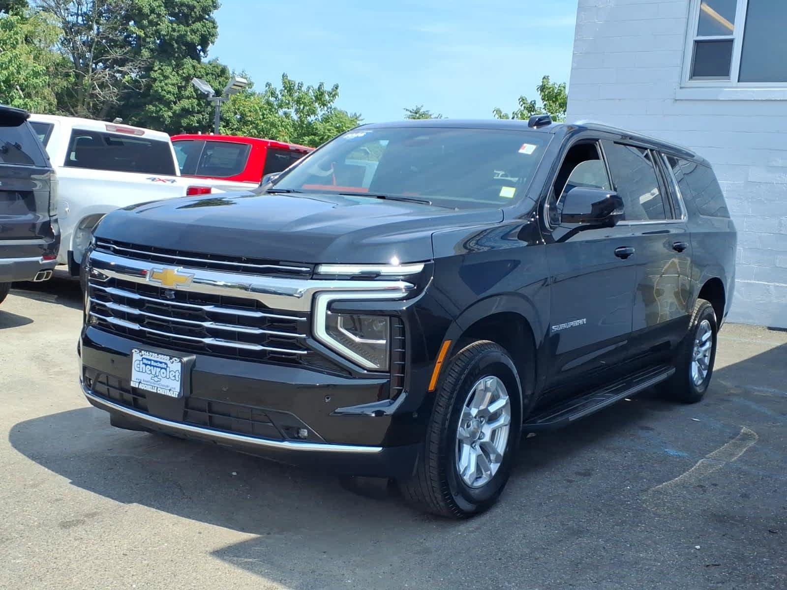 Used 2026 Chevrolet Suburban LT w/ Comfort Package AWD/4WD image 3