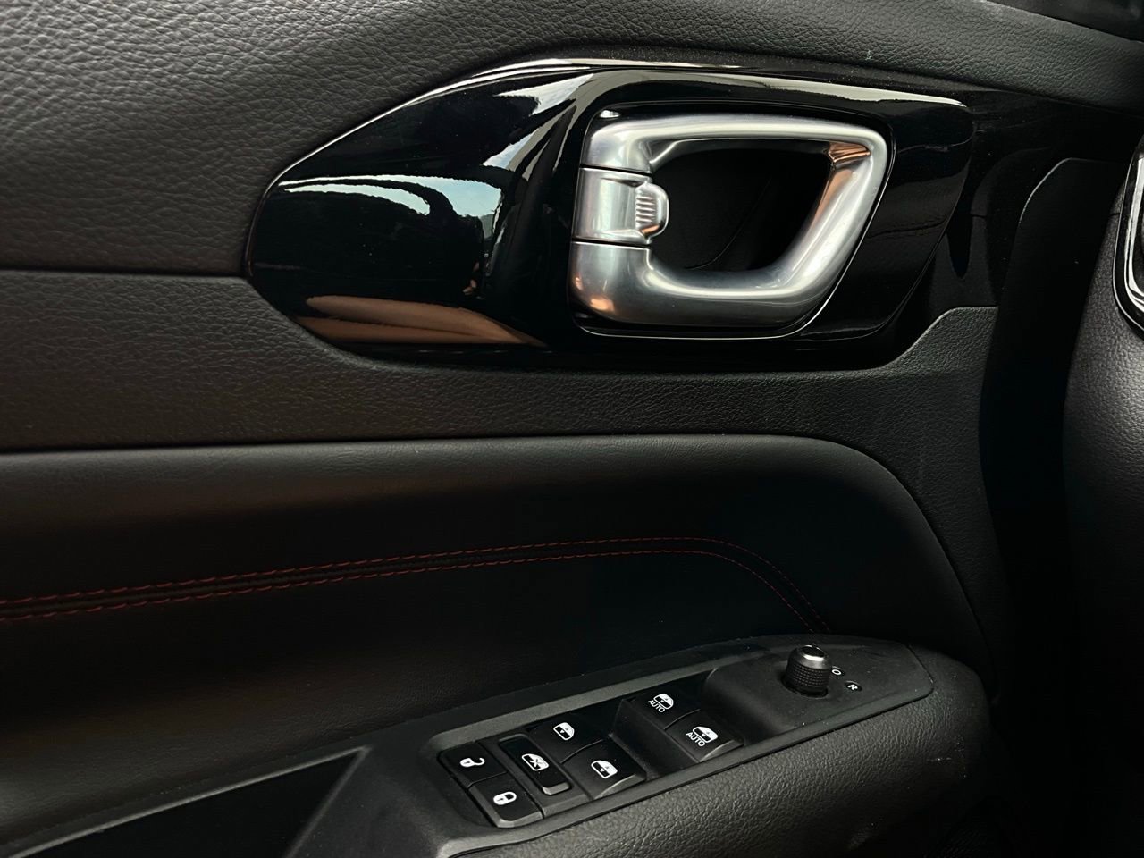 Used 2025 Jeep Compass Trailhawk image 20