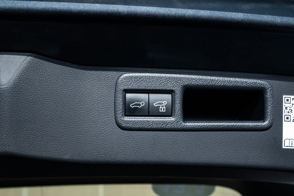 Used 2022 Toyota Venza LE image 36