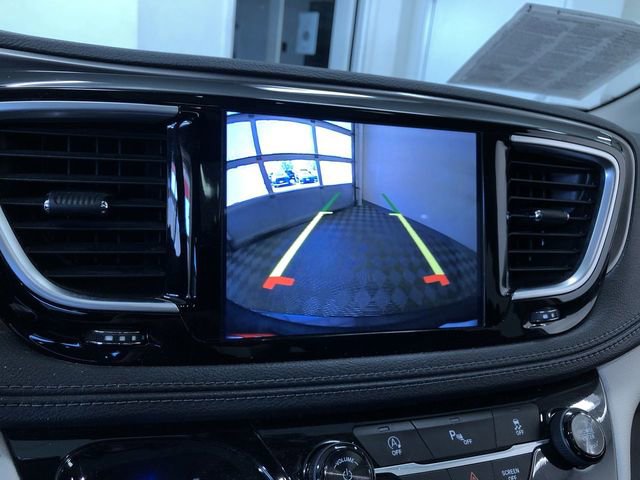 Used 2018 Chrysler Pacifica Limited w/ Tire & Wheel Group FWD image 29