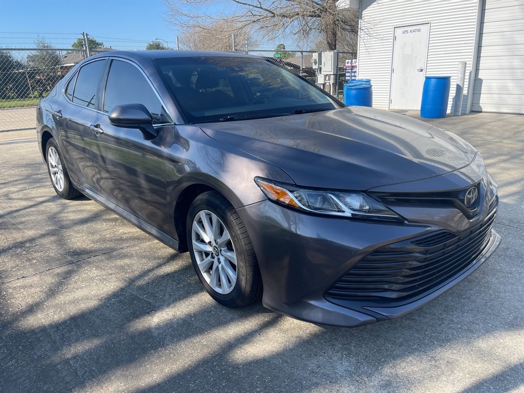 Used 2018 Toyota Camry LE image 3