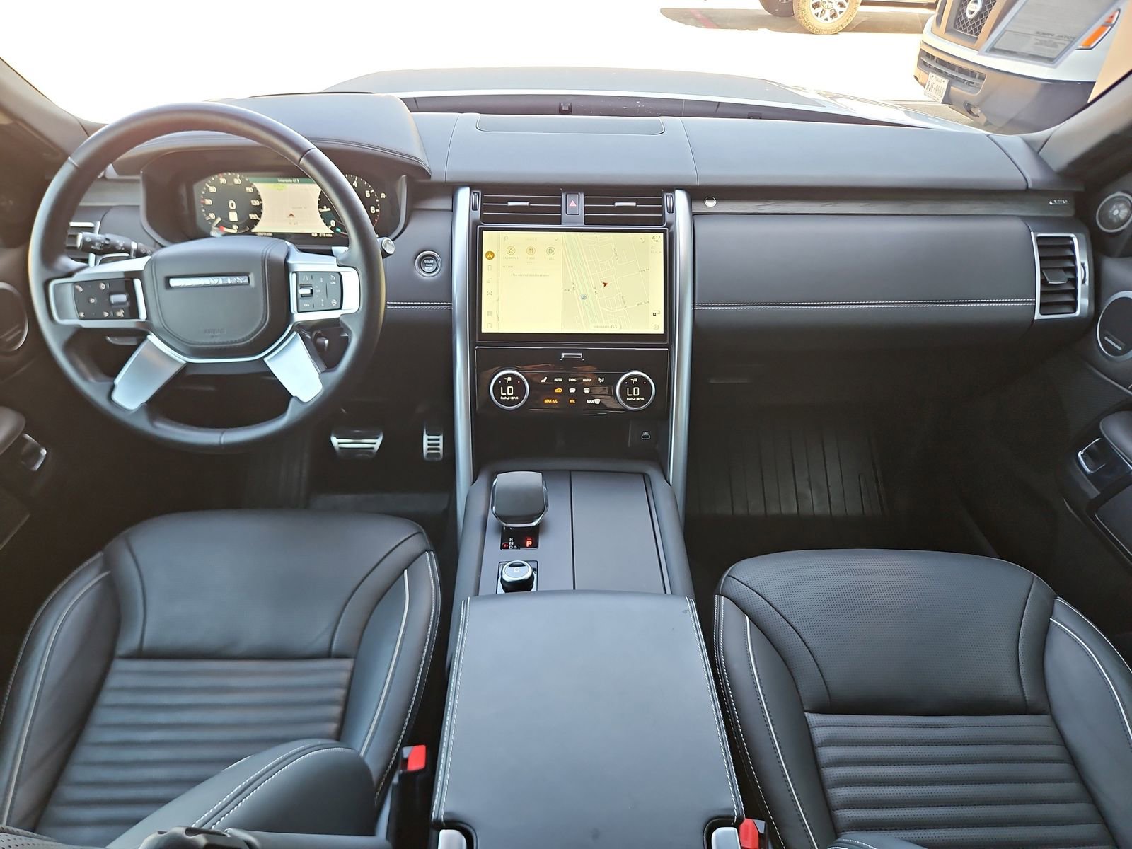 Used 2023 Land Rover Discovery Metropolitan Edition image 17