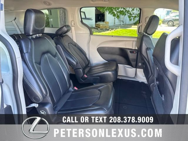 Used 2023 Chrysler Pacifica Touring-L FWD image 17