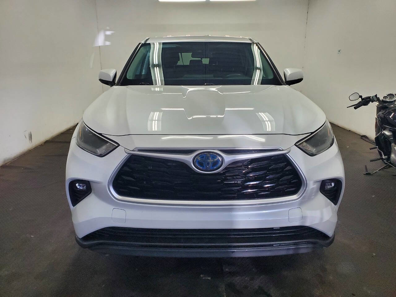 Used 2022 Toyota Highlander LE image 2