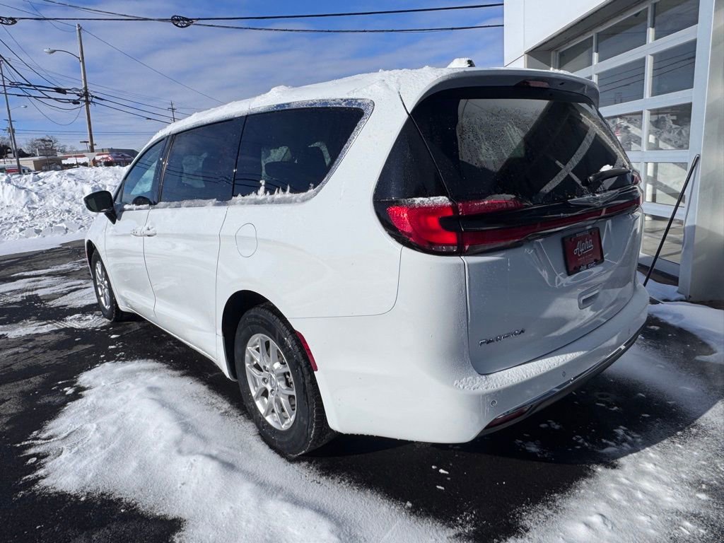 Used 2024 Chrysler Pacifica Touring-L image 3